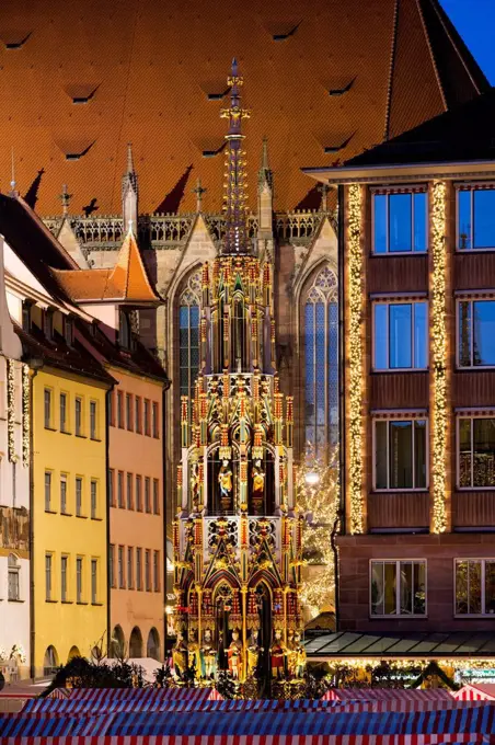 Germany, Nuremberg, view to Schoener Brunnen and roofs of Christkindlmarkt