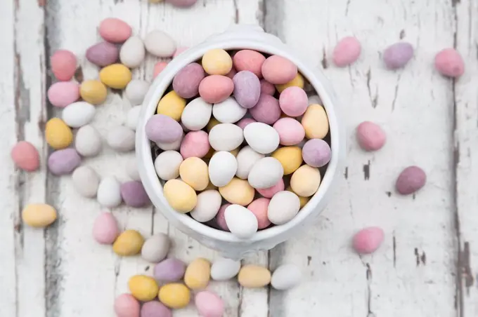 Chocolate Easter eggs in bowl