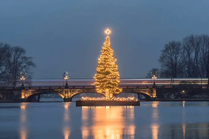 Germany, Hamburg, Binnenalster, Christmas tree, Lombard Bridge