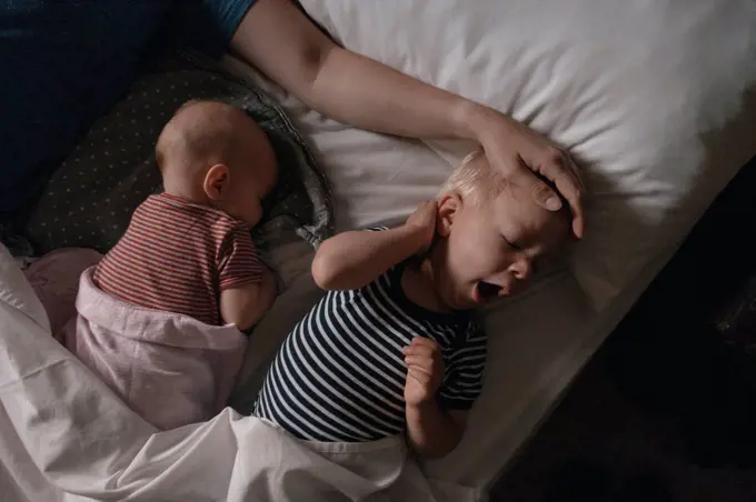 Vater lying next to his daughter and son in bed