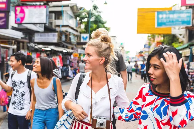 Thailand, Bangkok, Khao San Road, group of friends exploring the city