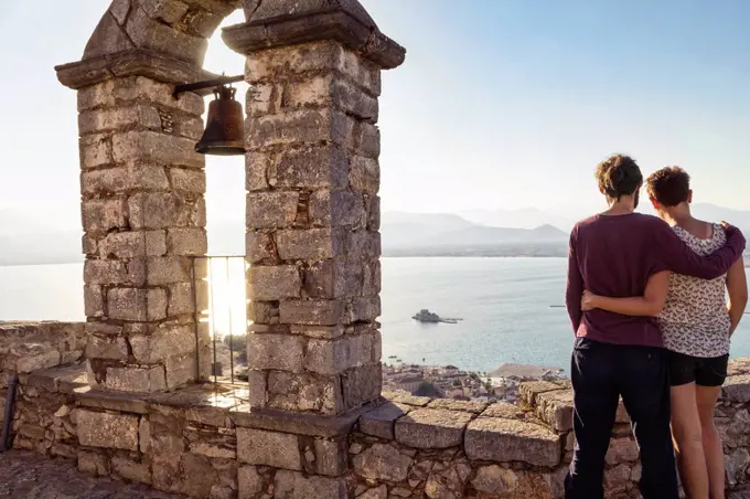 Greece, Peloponnese, Argolis, Nauplia, Argolic Gulf, couple enjoying view to Bourtzi Fortress