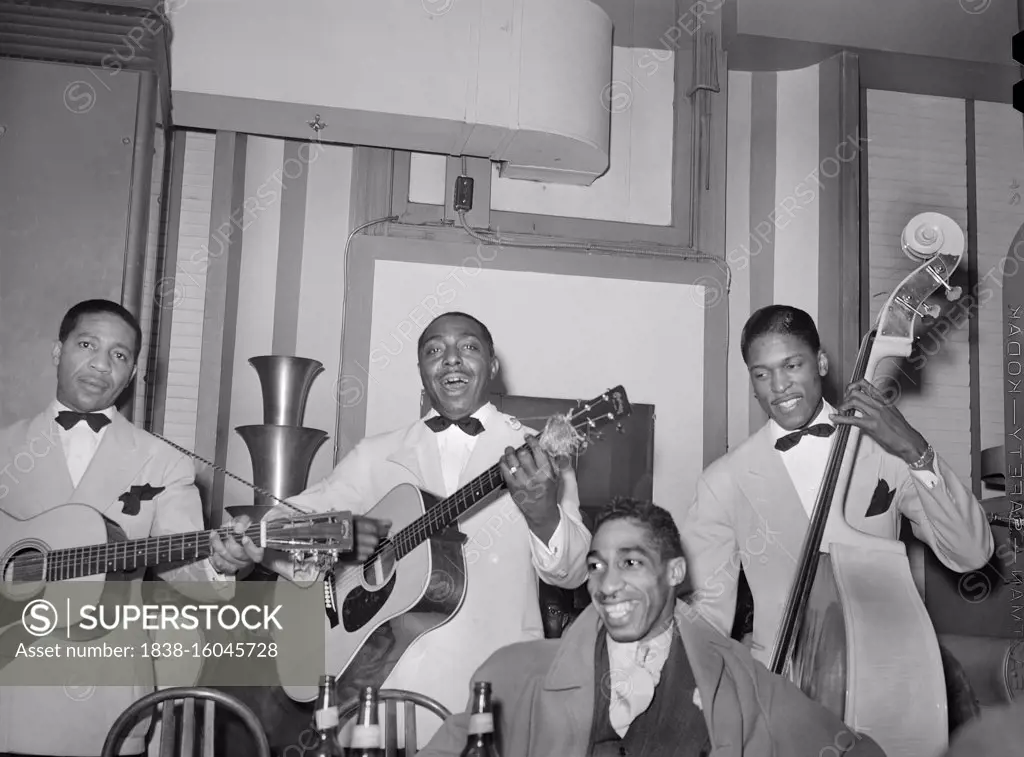 Musicians performing at Tavern, Chicago, Illinois, USA, Russell Lee for U.S. Farm Security Administration, April 1941