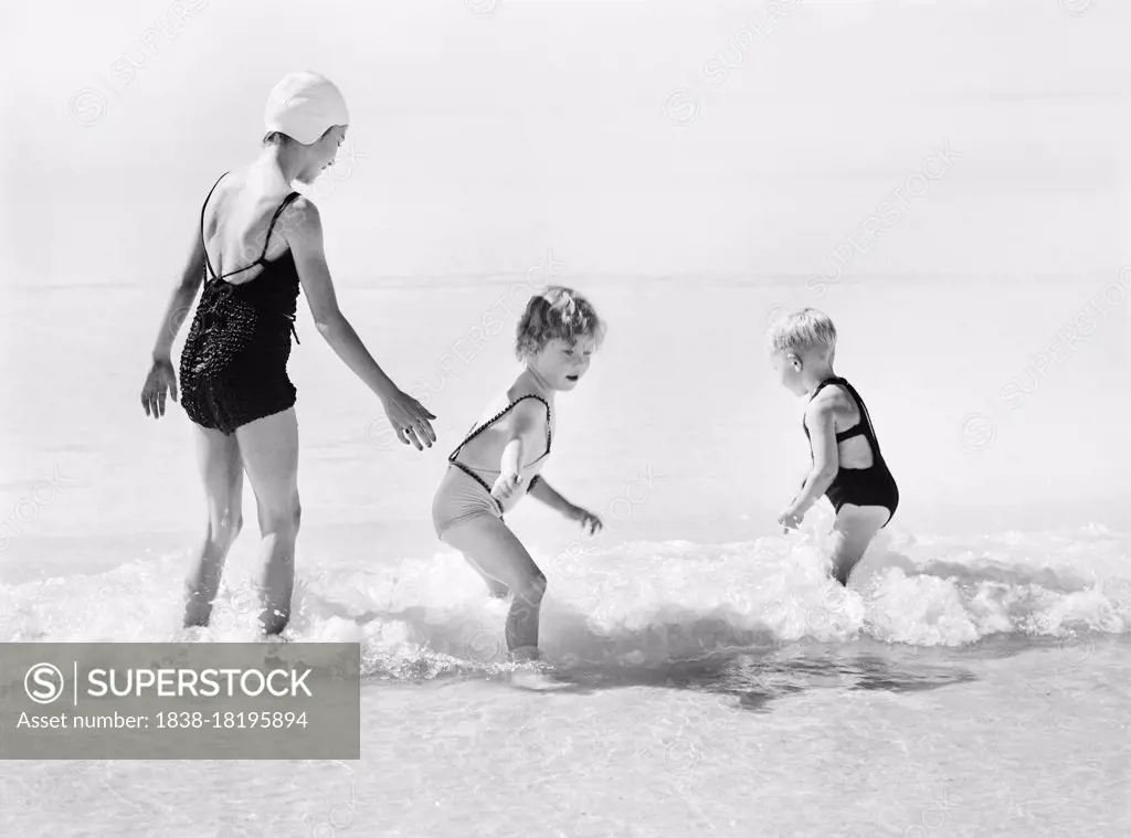 Guests at Sarasota Trailer Park going for a Swim, Sarasota, Florida, USA, Marion Post Wolcott, U.S. Farm Security Administration, January 1941