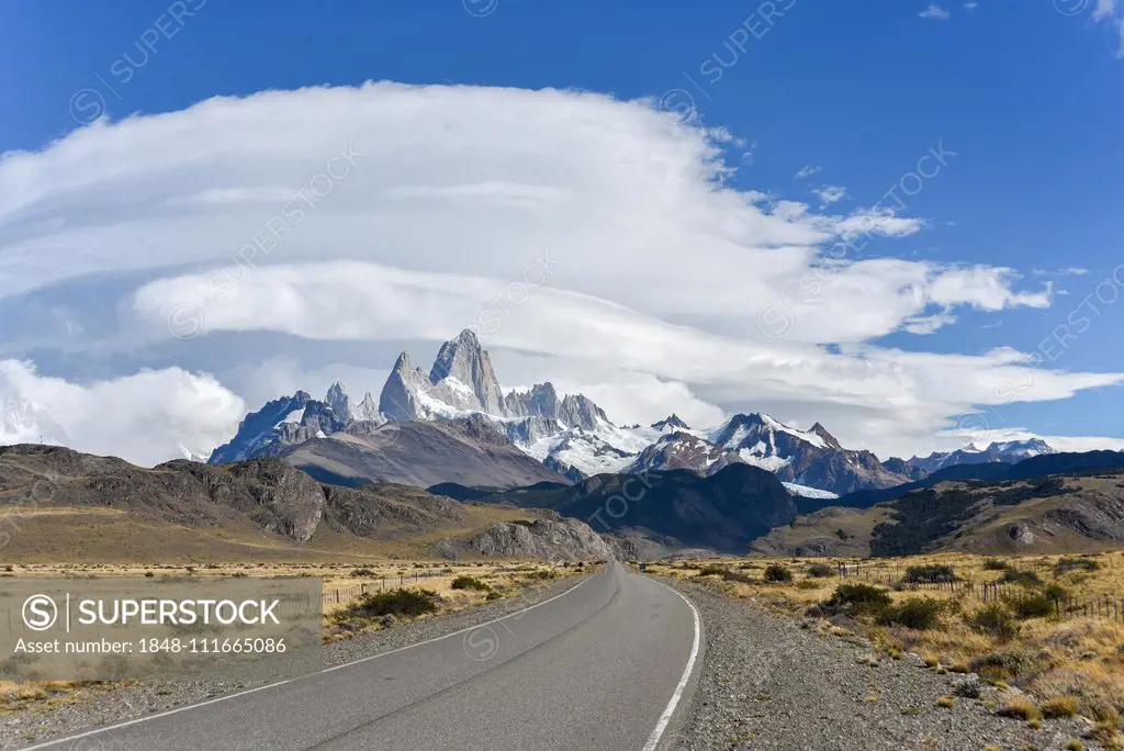 Road to El Chalten in front of mountain range with striking mountain Monte Fitz Roy, national park Los Glaciares, province Santa Cruz, Patagonia, Arge...