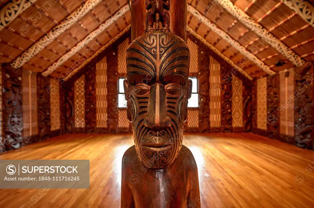 Traditional carving of a Maori statue in the assembly hall Te Whare Runanga, Waitangi, Far North District, Northland, North Island, New Zealand