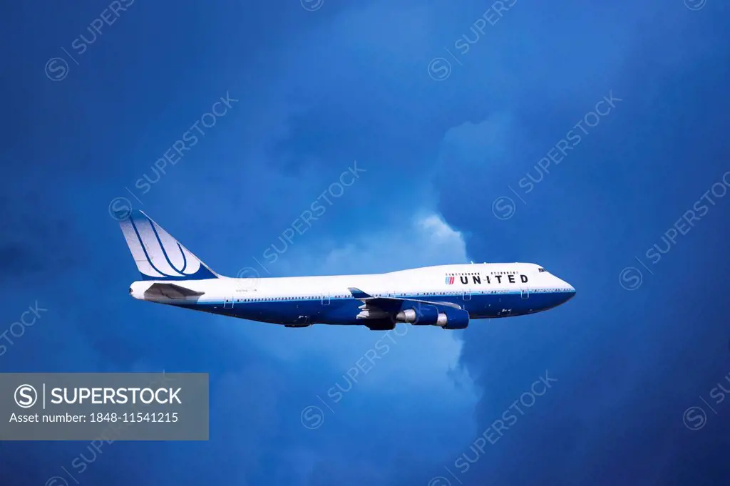 United Airlines Boeing 747-422 N104UA in flight during a thunderstorm