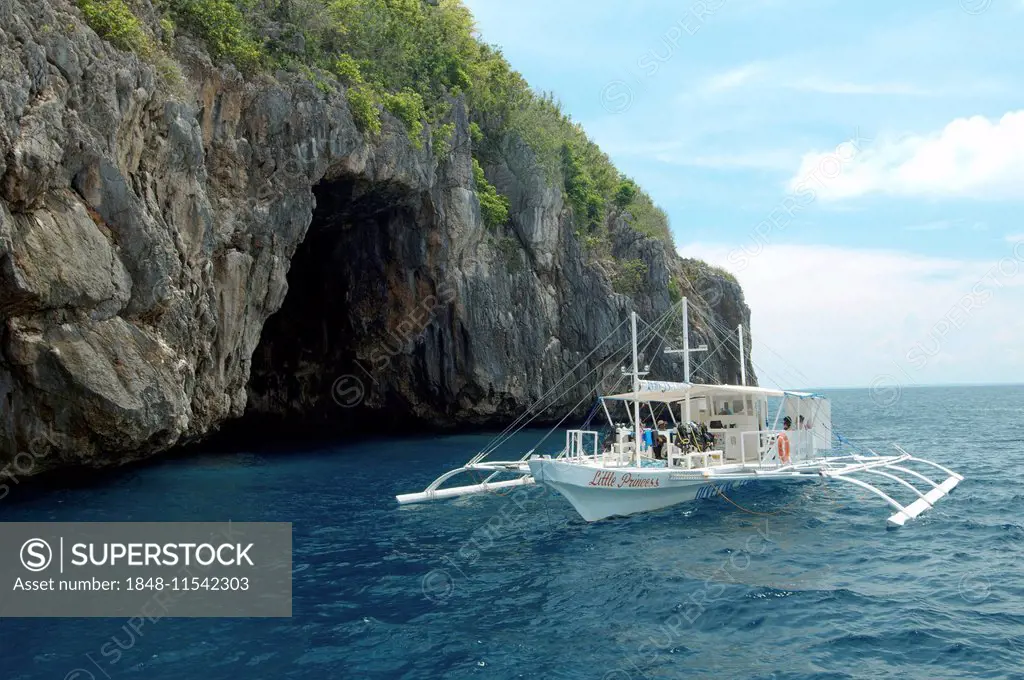 Bangcara, a traditional Philippine outrigger canoe, Gato Island, Philippines