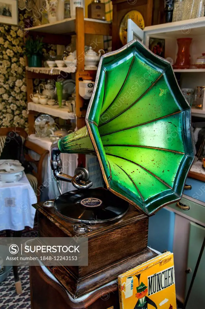 Horn gramophone and knick-knacks, Auer Dult, Munich, Upper Bavaria ...