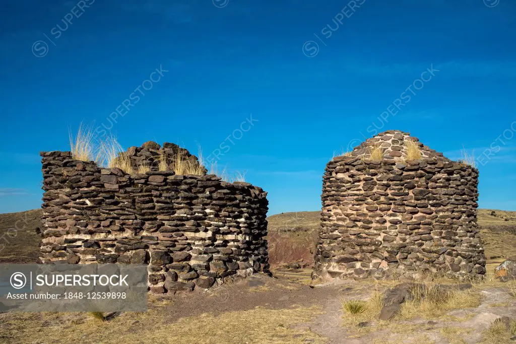 Grave towers of Sillustani, also Chullpas, funeral towers of the Aymara Indians, Colla culture, Umayo Lake, Sillustani, Puno Region, Lake Titicaca, So...