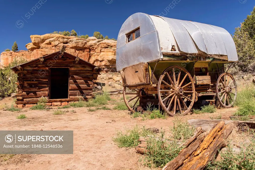 Wild West, horse cart, wooden hut, Western settlement, Dinosaur National Monument, Echo Park Road, Maybell, Colorado, USA