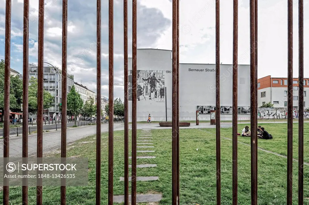 Bernauer Strasse, Berlin Wall Memorial, photo of border guard leaping over barbed wire fence, taken by the photographer Peter Leibing, Berlin, Germany