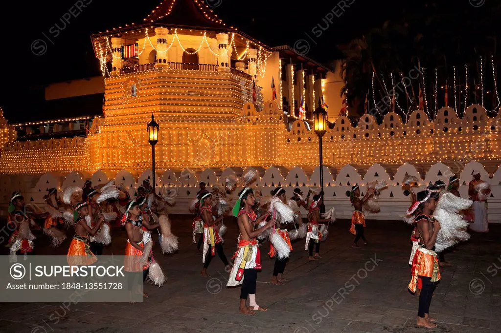 Dance troupe, Kandy Dancers in traditional costumes, Esala Perahera Buddhist festival, Sri Dalada Maligawa or Temple of the Sacred Tooth Relic, Kandy,...