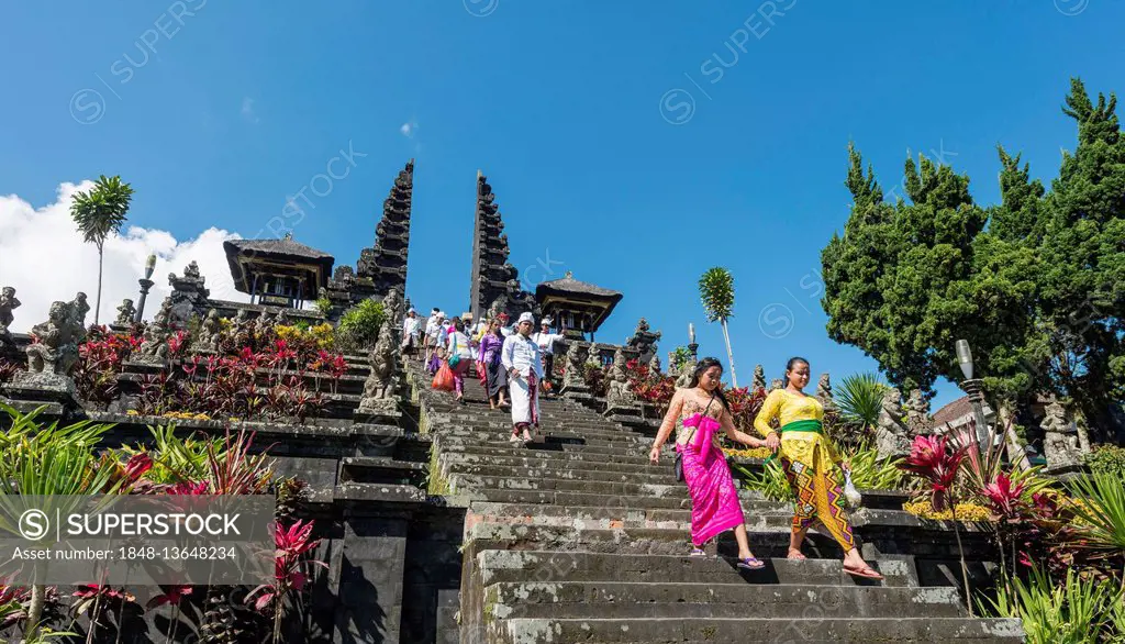 Devout Balinese descend stairs, split gate, Candi bentar, mother temple Besakih, Pura Agung Besakih Penetaran, Banjar Besakih, Bali, Indonesia