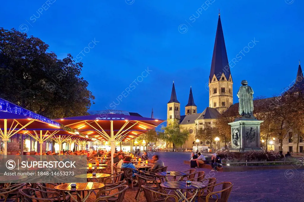 Münsterplatz with outdoor gastronomy, Beethoven Memorial and Bonn Cathedral in the evening, Bonn, North Rhine-Westphalia, Germany