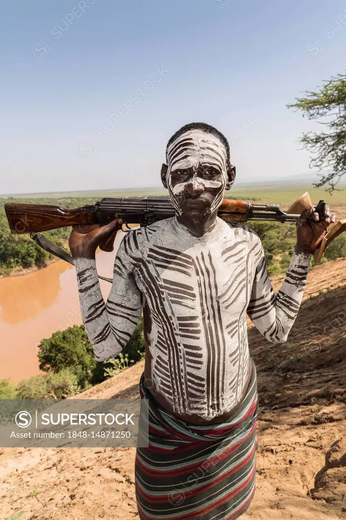 Warrior with rifle, Kalashnikov, AK47, Karo tribe, back Omo River, Southern Nations Nationalities and Peoples' Region, Ethiopia