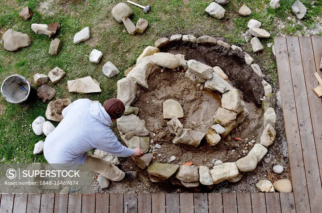 Constructiing a herb spiral