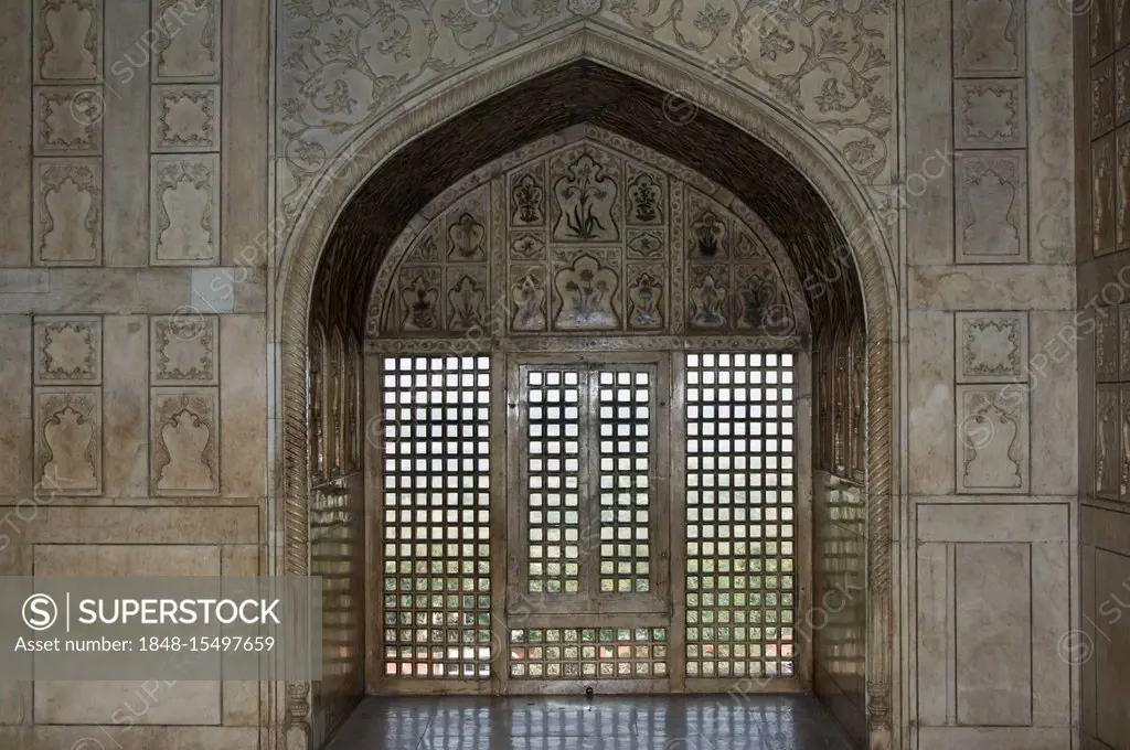 Carved marble window in the Khas Mahal, Marble Pavillon, Red Fort of Agra, UNESCO World Heritage Site, Uttar Pradesh, India, South Asia