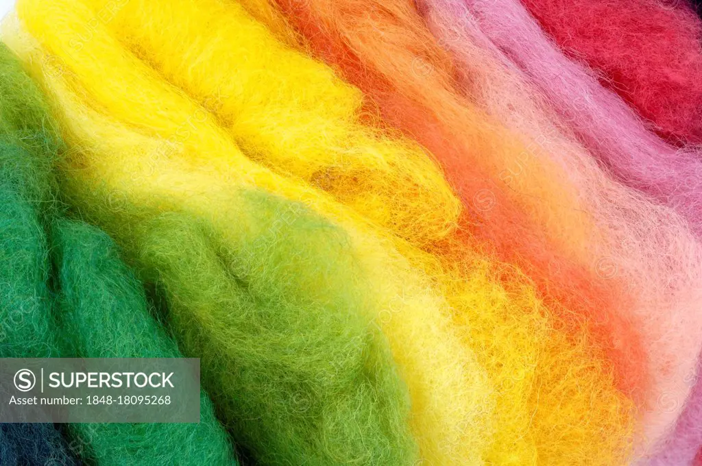 Wool for felting, dyed with natural colours