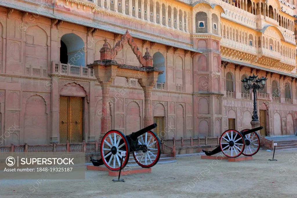 Rajasthan, the Junagarh Fort in Bikaner, two cannons in the courtyard in front of a palace, North India, India, Asia