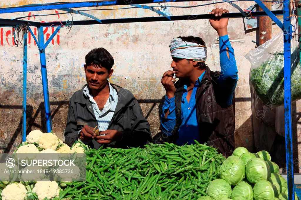 In the old town of Nawalgarh, vegetable vendor in the city centre, Rajasthan, North India, India, Asia