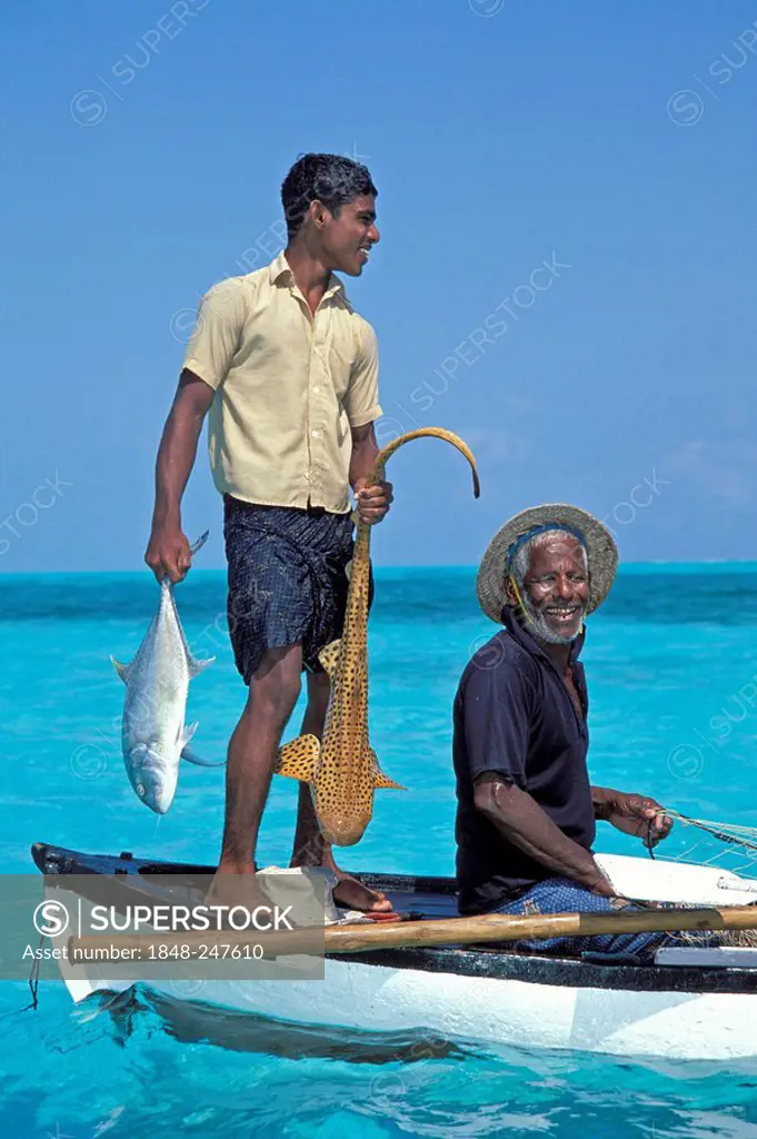 Fisherman with a tiger shark, near Bangaram Island, Lakshadweep, Arabian Sea, India, Asia