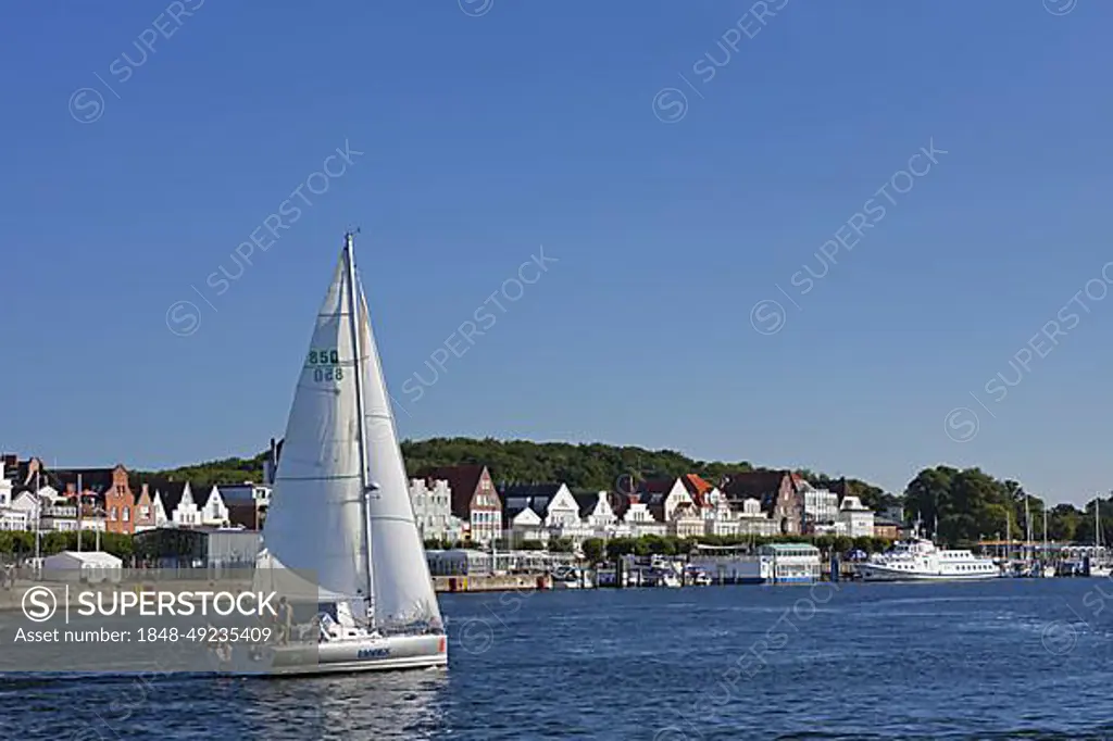 Sailing boat on the river Trave in front of Vorderreihe at Travemuende, Hanseatic City of Luebeck, Schleswig-Holstein, Germany, Europe