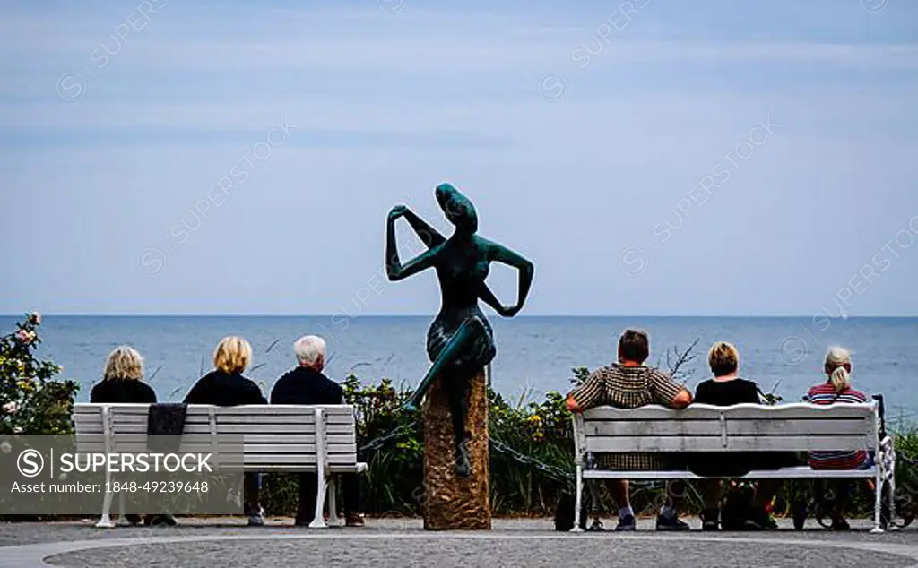 Passers-by look at the Baltic Sea in Timmendorf on the promenade. Hanseatic City of Luebeck, Schleswig-Holstein, Germany, Europe