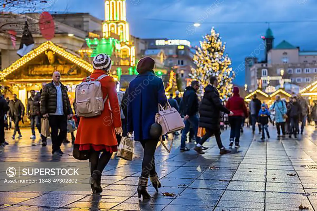 Christmas shopping, passers-by on the pedestrian zone Koenigstrasse, Stuttgart in the evening with Christmas lights, Baden-Wuerttemberg, Germany, Europe