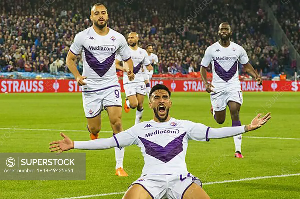 Nicolas GONZALEZ centre (ACF Fiorentina) celebrates his scored 1:2 for ACF Fiorentina, Arthur CABRAL left and Josip BREKALO right (ACF Fiorentina) celebrate with him