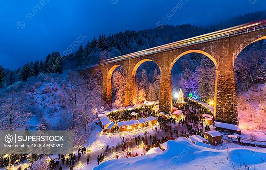 Christmas market in the Ravenna Gorge in the snowy Black Forest, the  railway viaduct of the Hoellentalbahn is colourfully illuminated, Black  Forest, Breitnau, Baden-Wuerttemberg, Germany, Europe - SuperStock