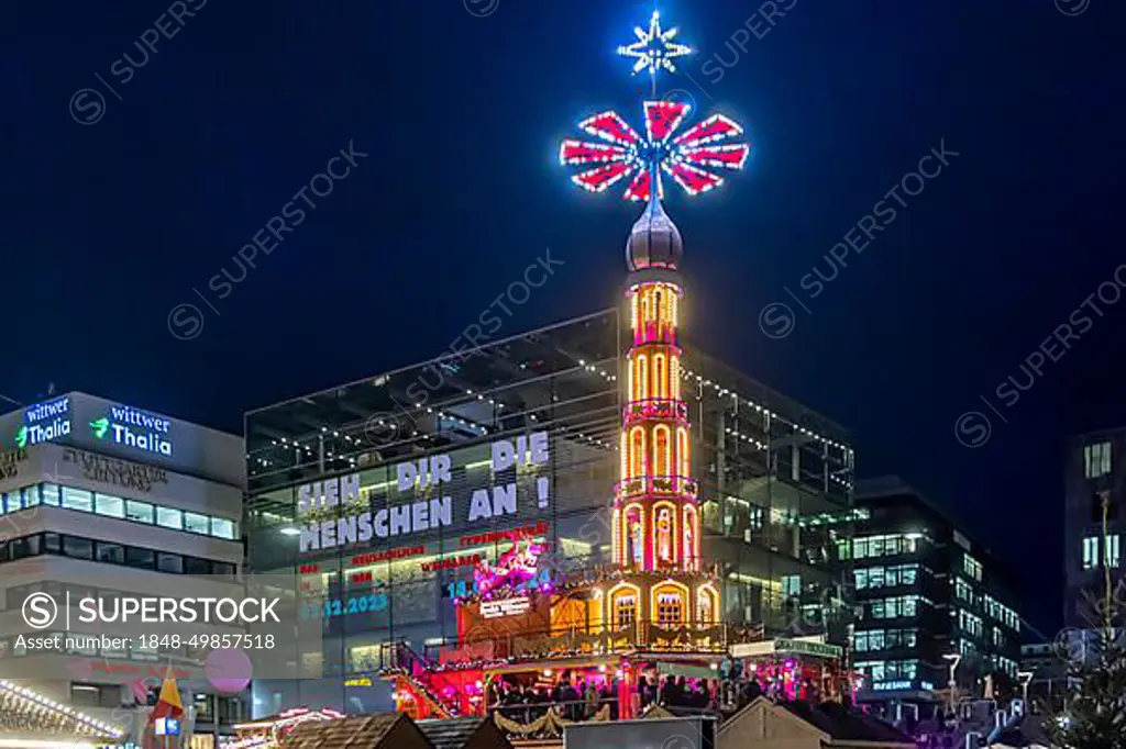 Stuttgart Christmas market with Christmas pyramid and art museum, Christmas lighting in the evening. With 3.5 million visitors, it is one of the largest Christmas markets in Stuttgart, Baden-Wuerttemberg, Germany, Europe