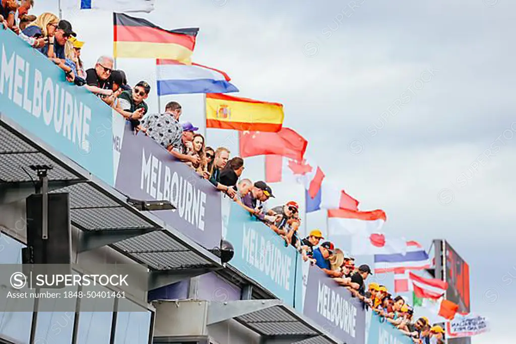 MELBOURNE, AUSTRALIA, APRIL 9: Fans and atmosphere at the 2022 Australian Formula 1 Grand Prix on 9th April 2022