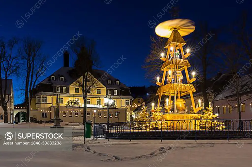 Christmas market place with pyramid and Christmas decoration, Oberwiesenthal, Erzgebirge, Saxony, Germany, Europe