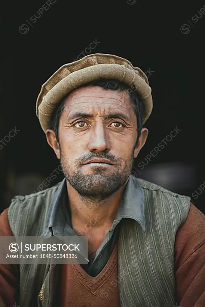 Ahmed, burden bearer of the Wakhi ethnic group, Wakhan Corridor, Saradh-e-Broghil, Afghanistan, Asia