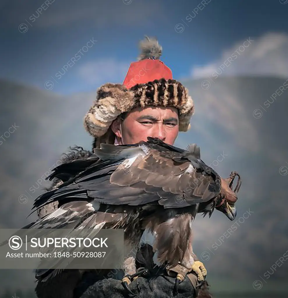 Mongolian eagle hunter, Kazakh with trained eagle, portrait, province Bajan-Oelgii, Mongolia, Asia