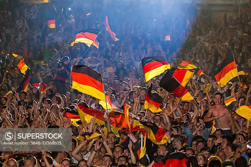 DEU Sachsen Dresden Public Viewing in Dresden Public Viewing on the banks of the Elbe in Dresden on the grounds of the Filmnaechte am Elbufer, when the matches from Brazil are broadcast on the big screen, thousands of fans cheer for their team and experience the victory of the DFB Elf