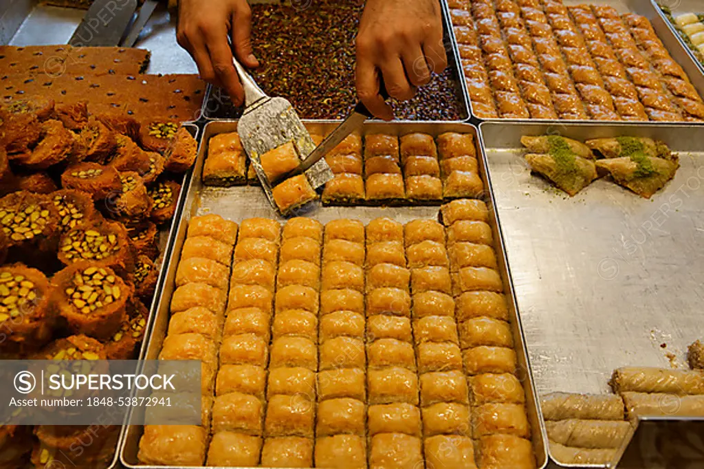 Baklava and other Turkish sweets in the shop window of Hafiz Mustafa, Istanbul, Turkey, Europe, Istanbul, Istanbul Province, Turkey, Asia