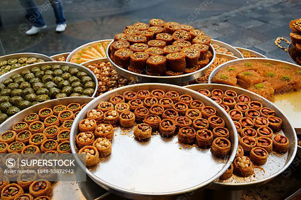 Baklava and other Turkish sweets in the shop window of Hafiz Mustafa, Istanbul, Turkey, Europe, Istanbul, Istanbul Province, Turkey, Asia