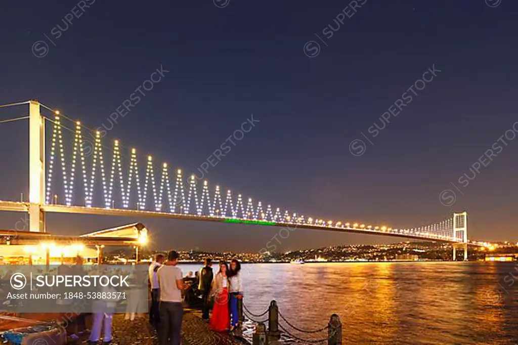 Restaurant on the Bosphorus with the Bosphorus Bridge, Ortakoey, Besiktas, Istanbul, Istanbul Province, Turkey, Asia