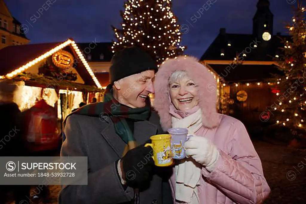 An elderly couple at the Christmas market in Annaberg-Buchholz, Saxony, Germany, Europe