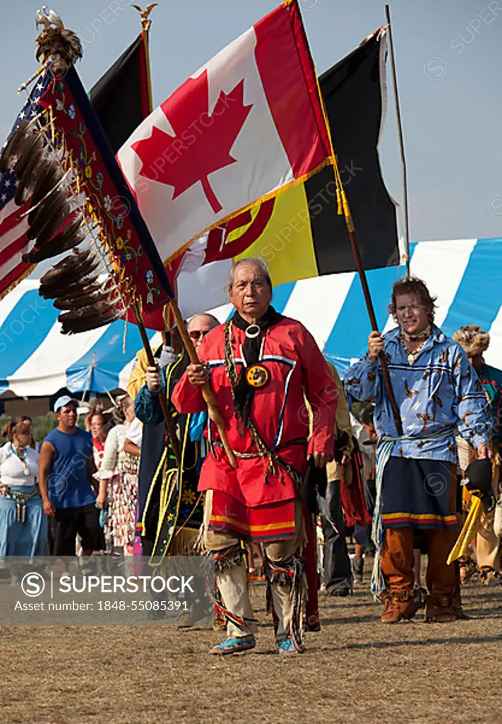 Native American and Canadians in the final dance at a pow wow sponsored by the American Indian Movement, Lincoln Park, Michigan, USA, America, North America