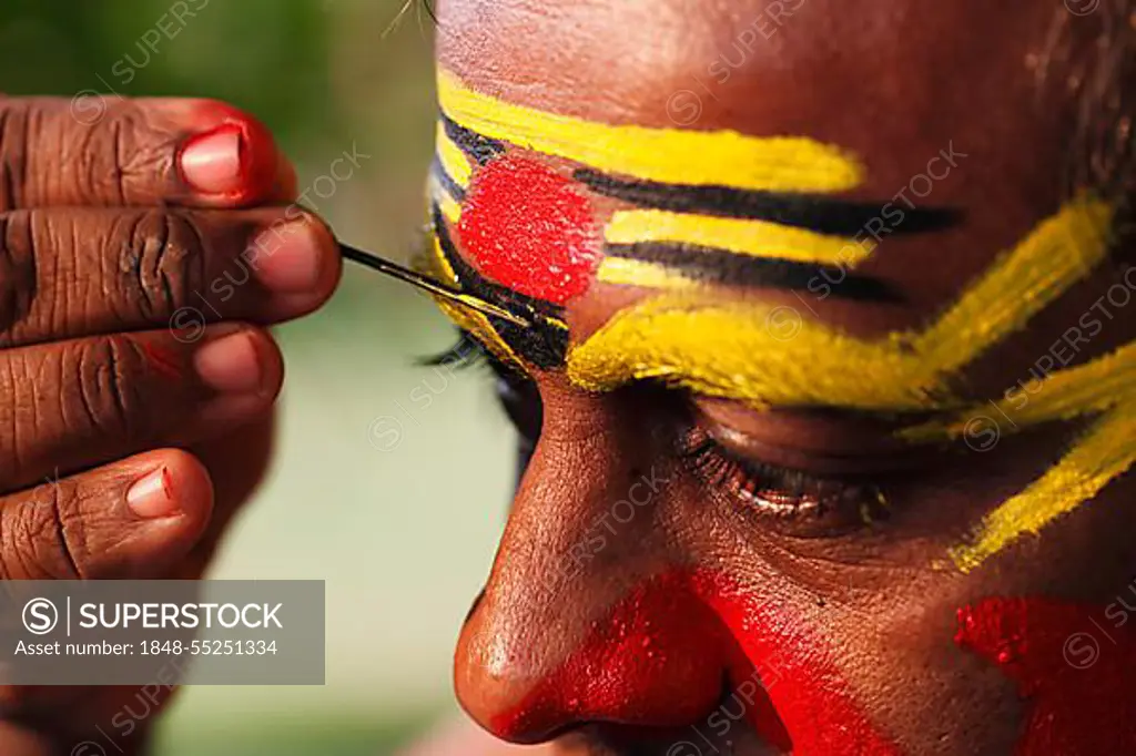 Kathakali dancer doing his make up, Chuvanna Thaadi mask, Kerala, southern India, Asia