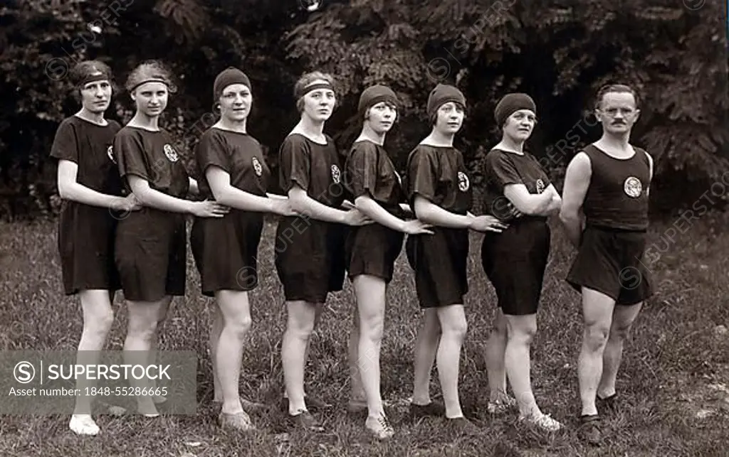 Historic photograph, female athletes with male trainer