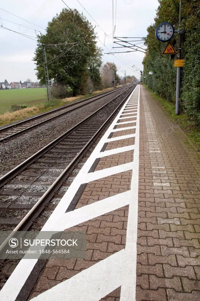 Platform markings, safety distance for passing trains, station platform, Kamen-Methler, Ruhr Area, North Rhine-Westphalia, Germany, Europe