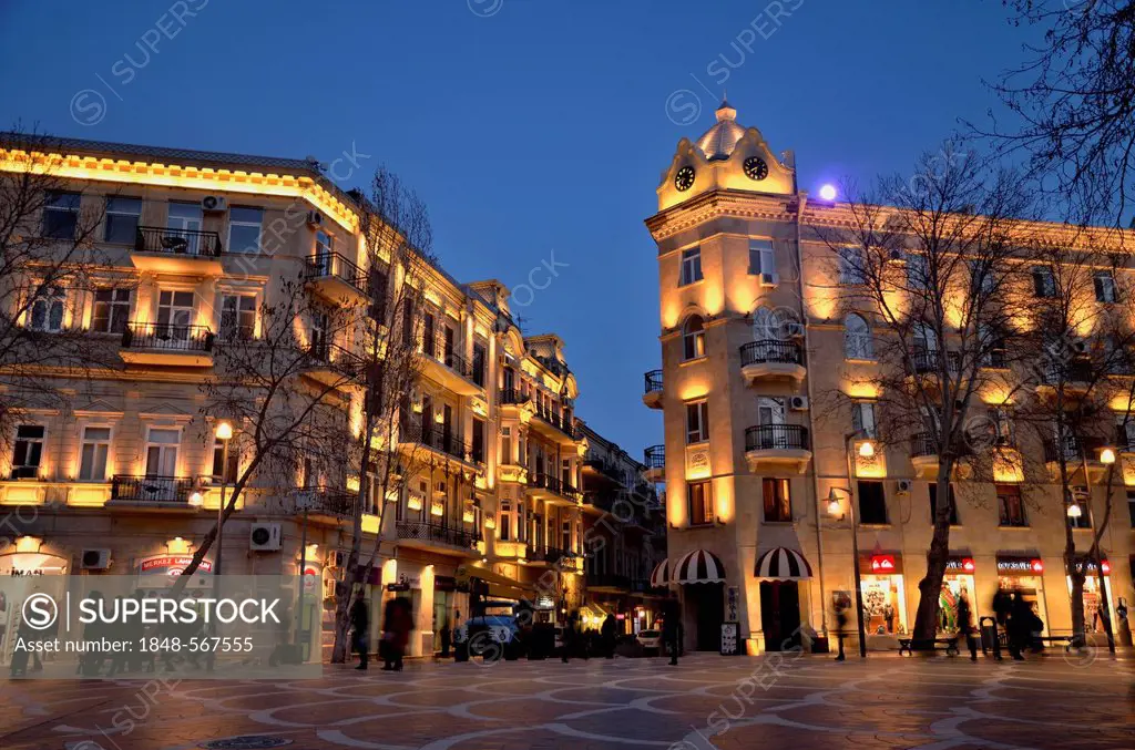 Street scene on the illuminated Fountain Square in the historic town centre of Baku, UNESCO World Heritage Site, Azerbaijan, Caucasus, Middle East, As...