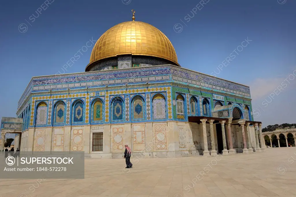 Dome of the Rock on Temple Mount, Palestinian man wearing a keffiyeh, kufiya at front, Muslim Quarter, Old City, Jerusalem, Israel, Middle East