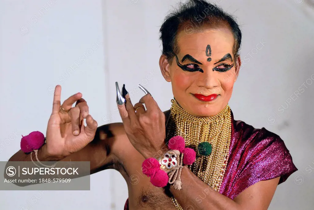 Female Kathakali role Minukku, acted by a man, Kathakali dance theatre, Kochi, Kerala, South India, India, Asia