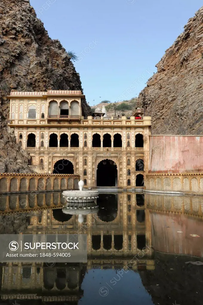 Hindu Temple, Galta Gorge, Galta, Jaipur, Rajasthan, northern India, Asia