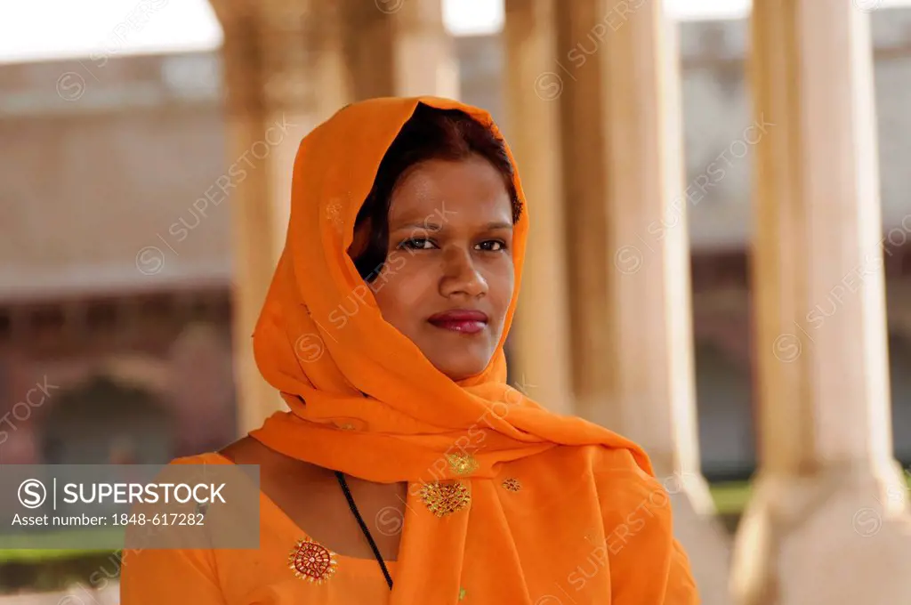 Young Indian woman, portrait, Agra, Uttar Pradesh, India, Asia